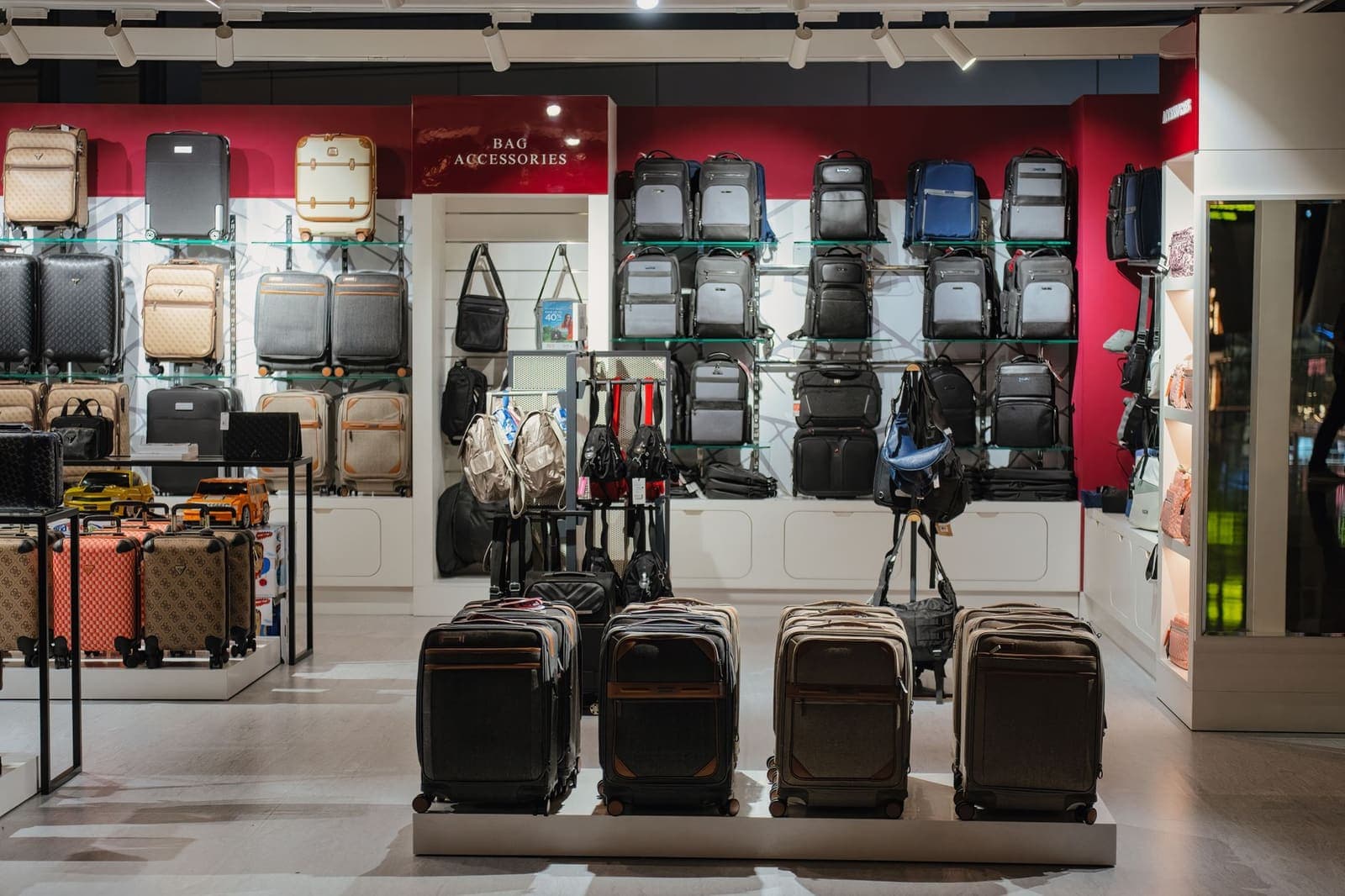 Kofferwinkel met trolleys in verschillende maten en kleuren